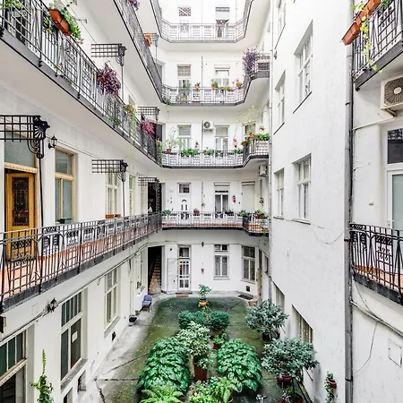 Vintage In The Jewish Quarter